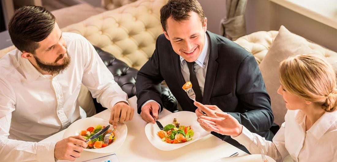 Compañeros de trabajo comiendo un snack