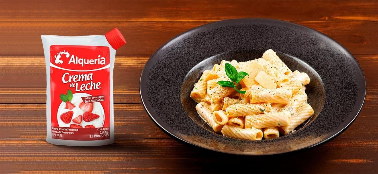 Espaguetis con Crema de Leche Alqueria y queso parmesano