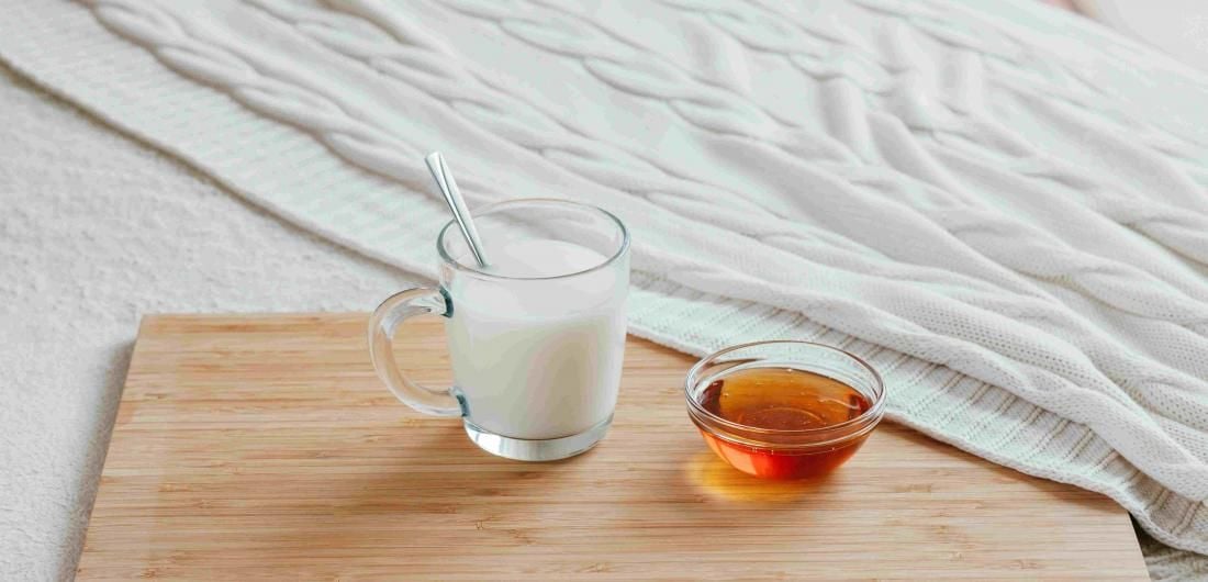 Descubre qué tanta verdad hay detrás de la práctica popular de tomar leche tibia para dormir. Te contamos cómo funciona y sus beneficios.