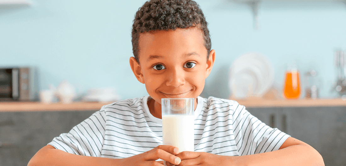 La leche es uno de los alimentos más ricos en calcio. Aquí te contamos las propiedades y diferencias de la leche de vaca y de la de cabra.