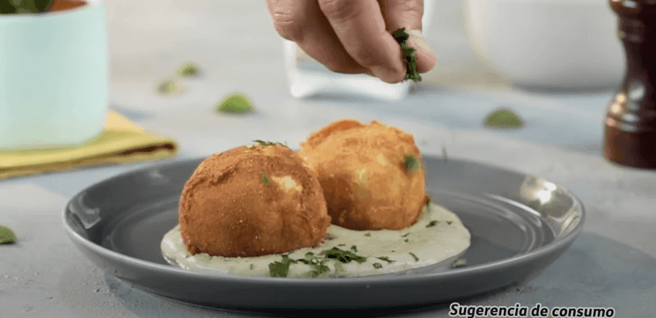 Receta con carne molida: Bolitas de papa apanadas con carne molida y crema de hierbas