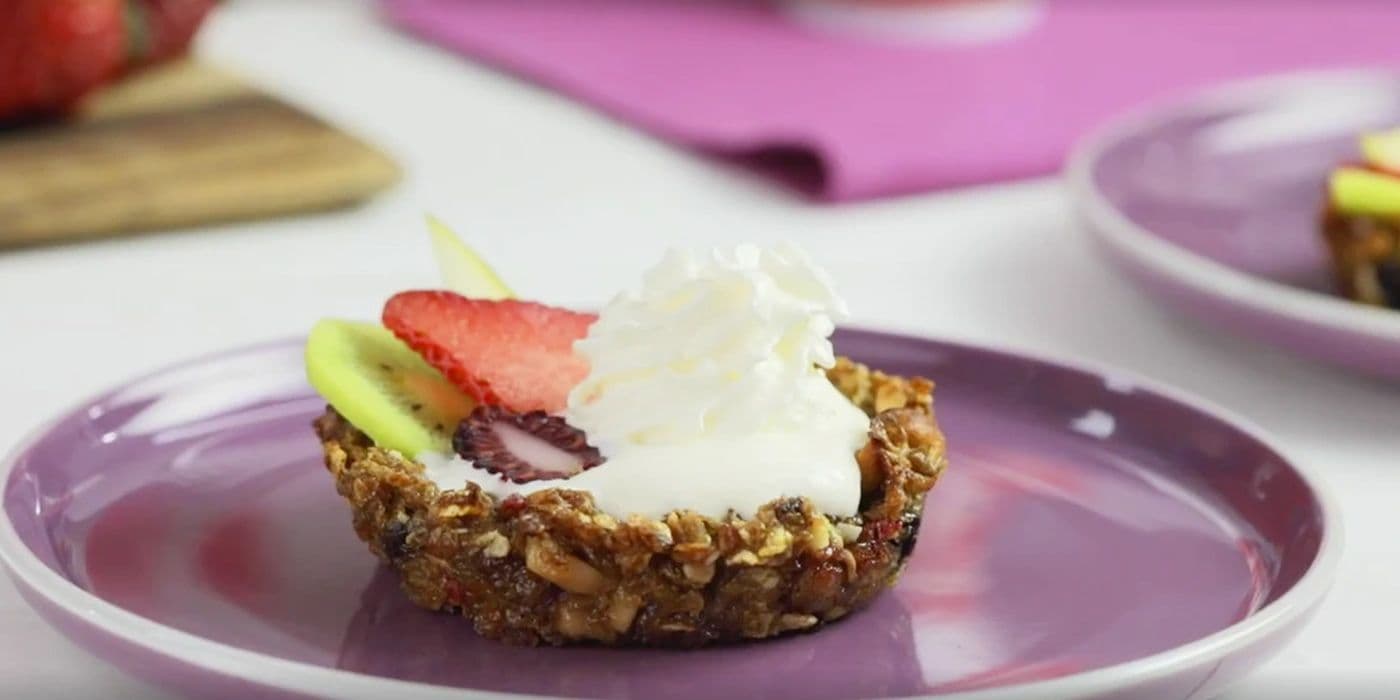 Canastitas de granola y miel con Crema Chantilly Alquería