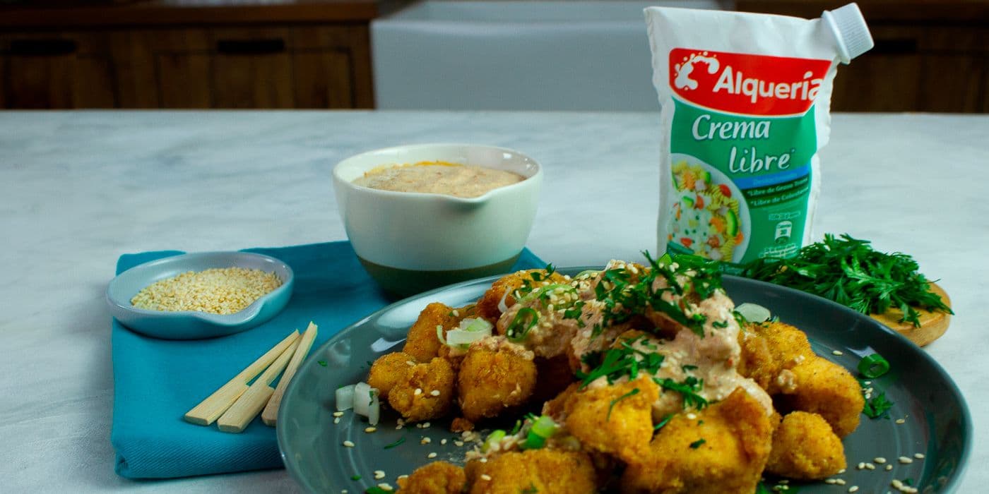 Chicharrones de pollo con crema de champiñones picante de Crema Libre Alquería