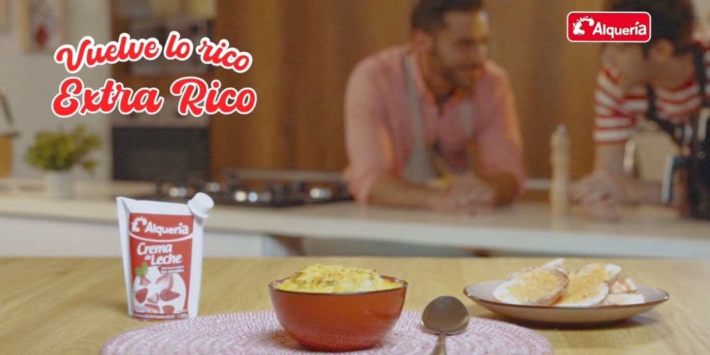 ¡Aprende a preparar una sopa crema de cebollas gratinadas en la Cocina de lo Extrarico!