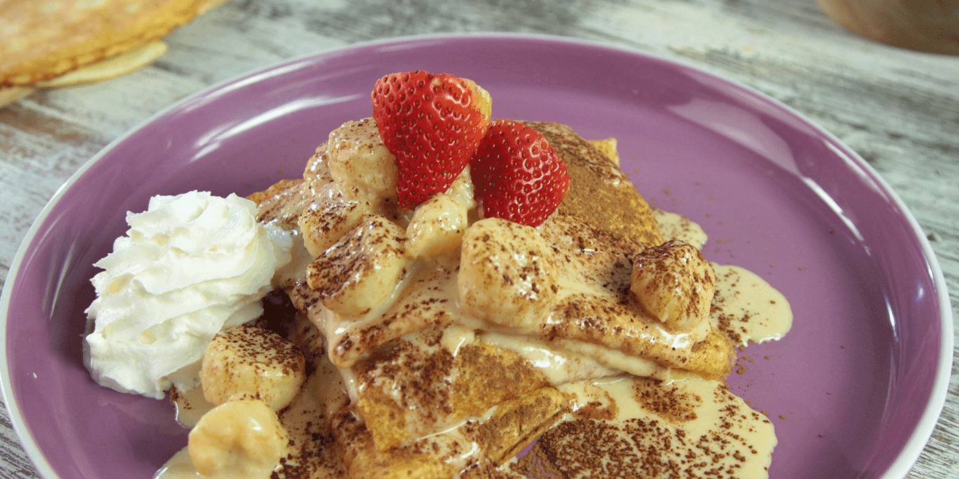 Crepes de chocolate y banano con Chantilly Alquería