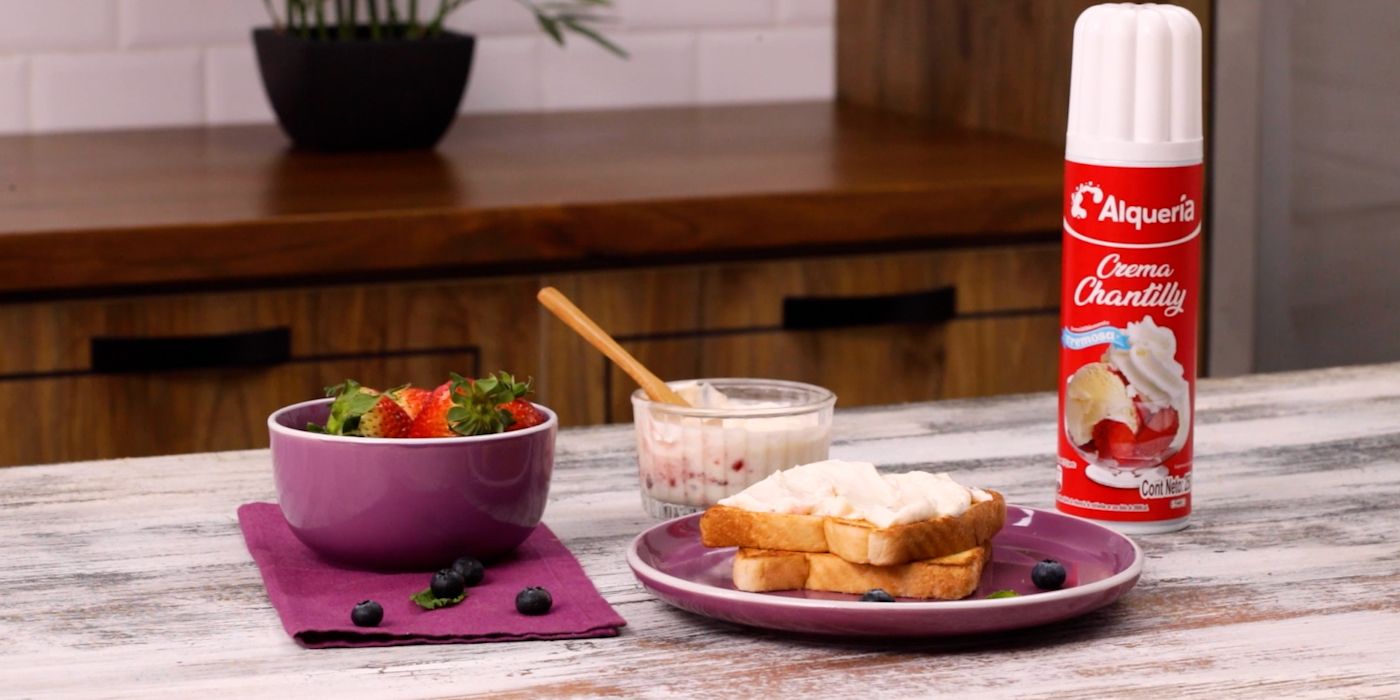 Cremoso dip dulce sabor a cheesecake y frutos rojos