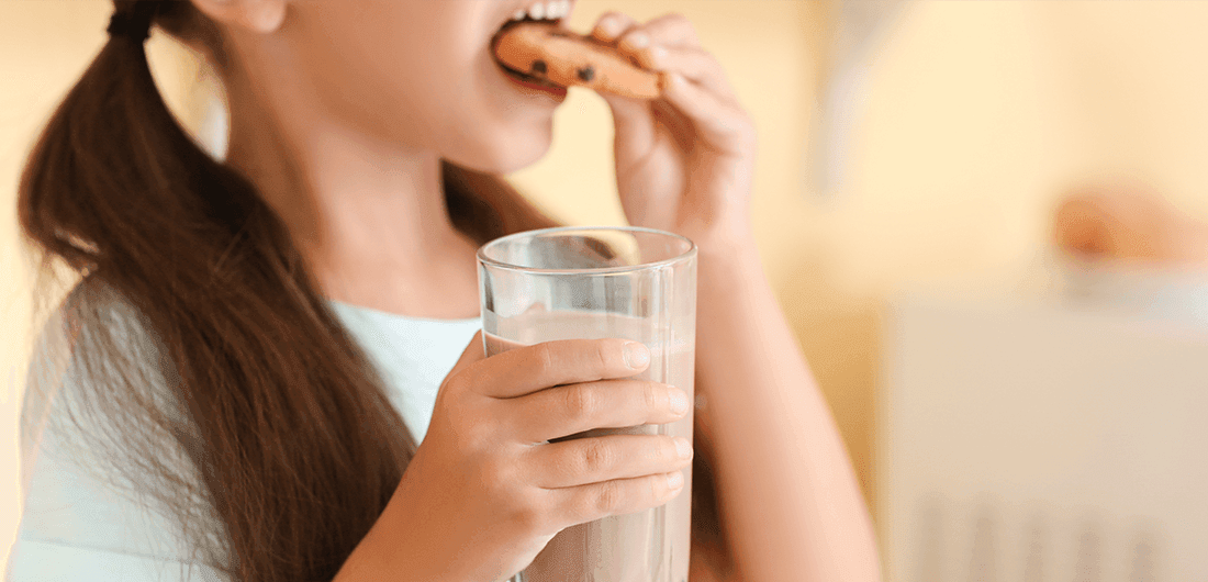 Banner de niña comiendo una galleta