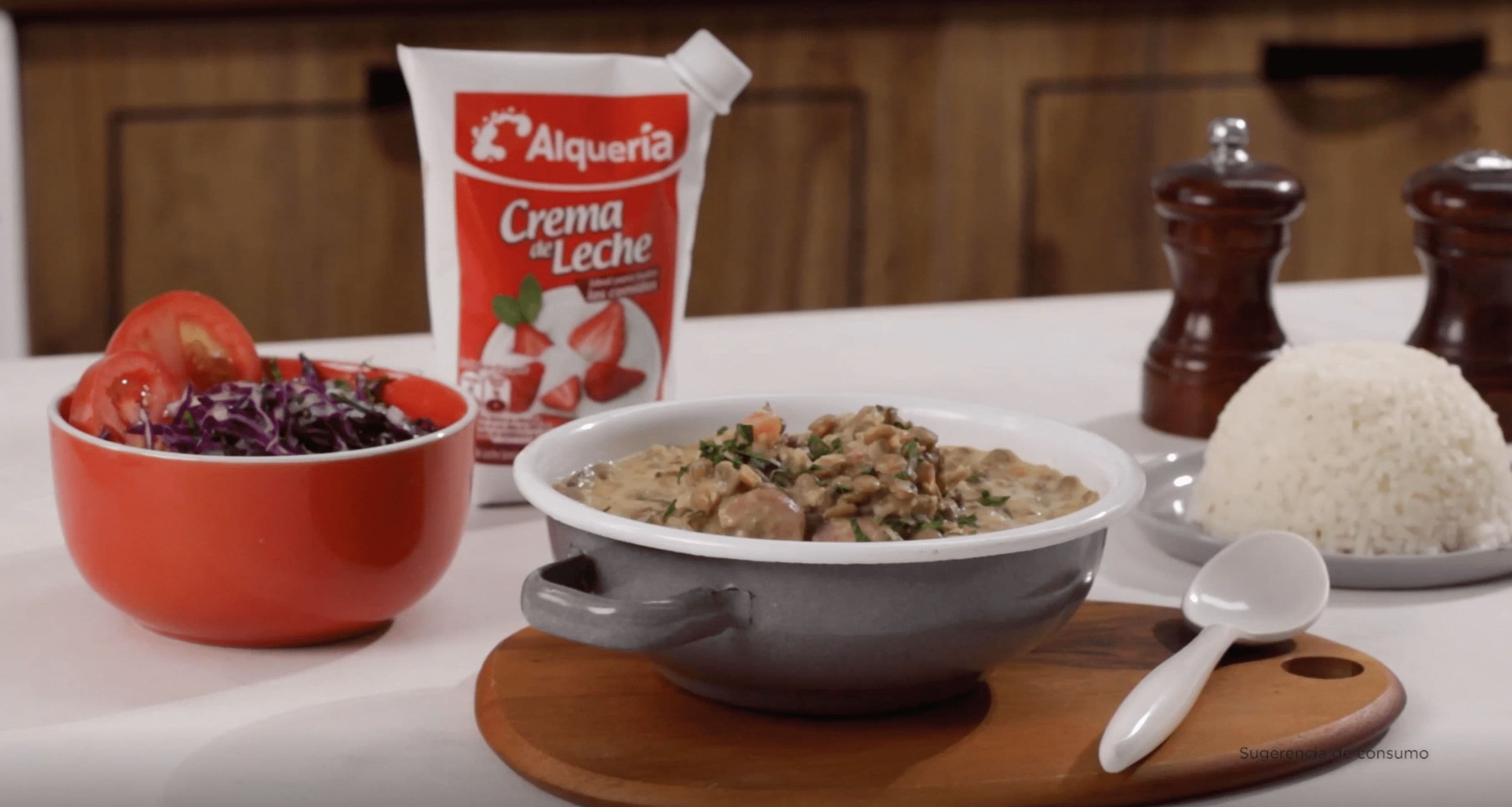 lentejas con salchicha y cebolla blanca