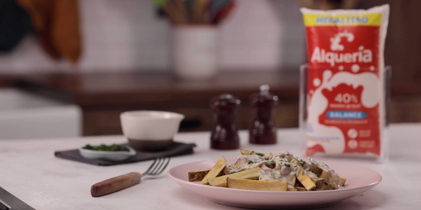 Cascos de papa con salsa de ajo, perejil y tocineta