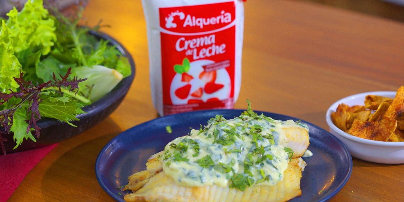 Filetes de mojarra con salsa cremosa de espinaca y ajo