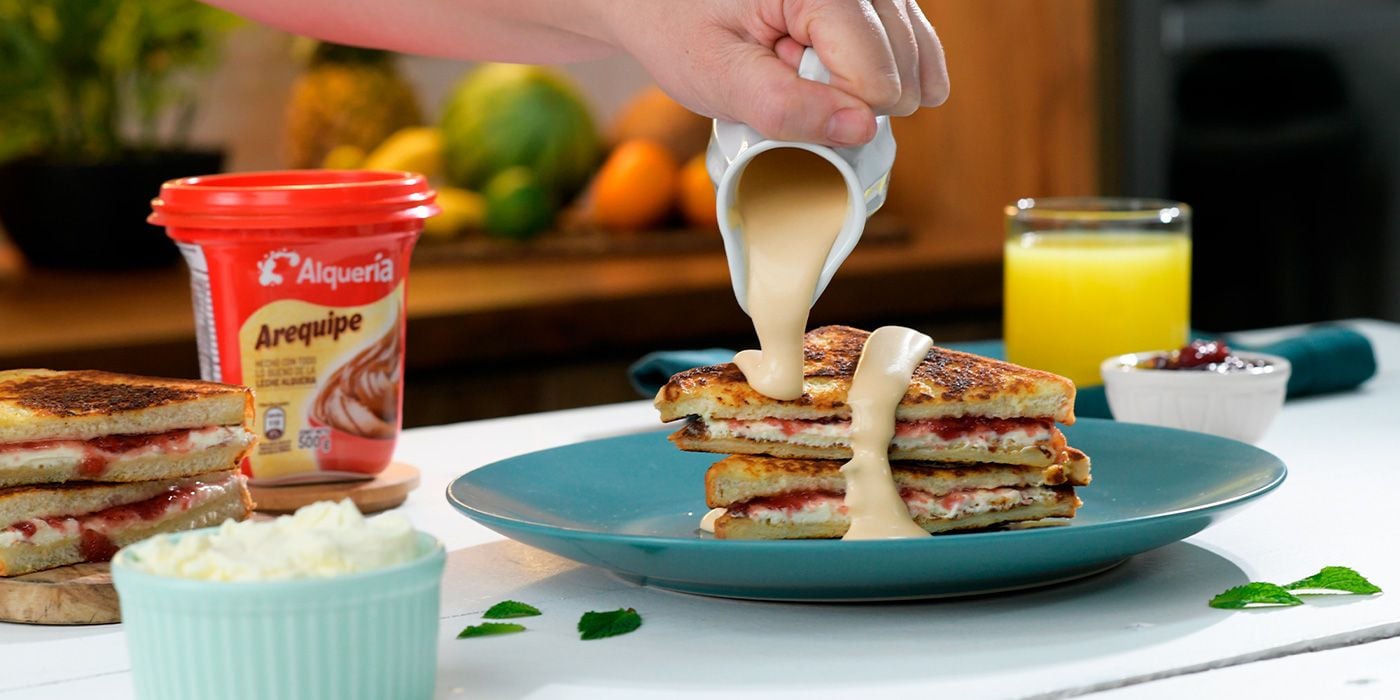 Sandwich de tostada francesa y crema de arequipe