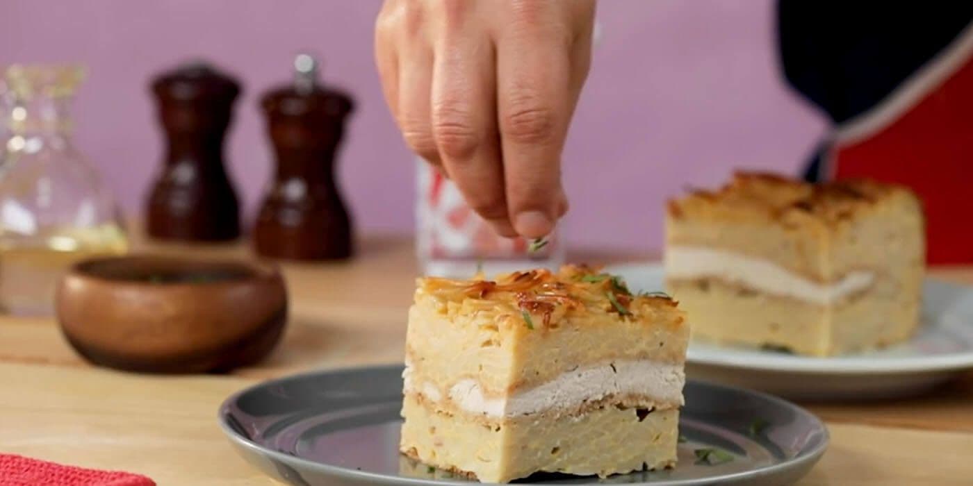 Torta de espagueti con pechuga de pollo apanado