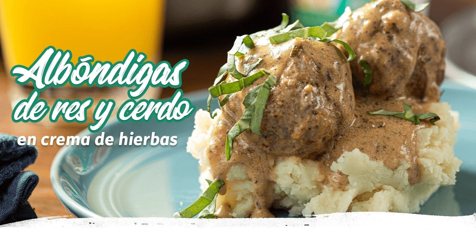 Albondigas de res y cerdo en crema de hierbas