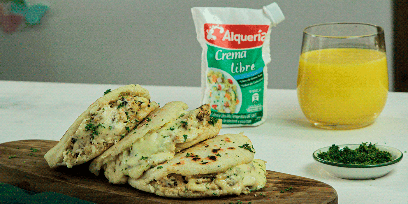 Hamburguesa de atún en arepa con Crema Libre Alquería.