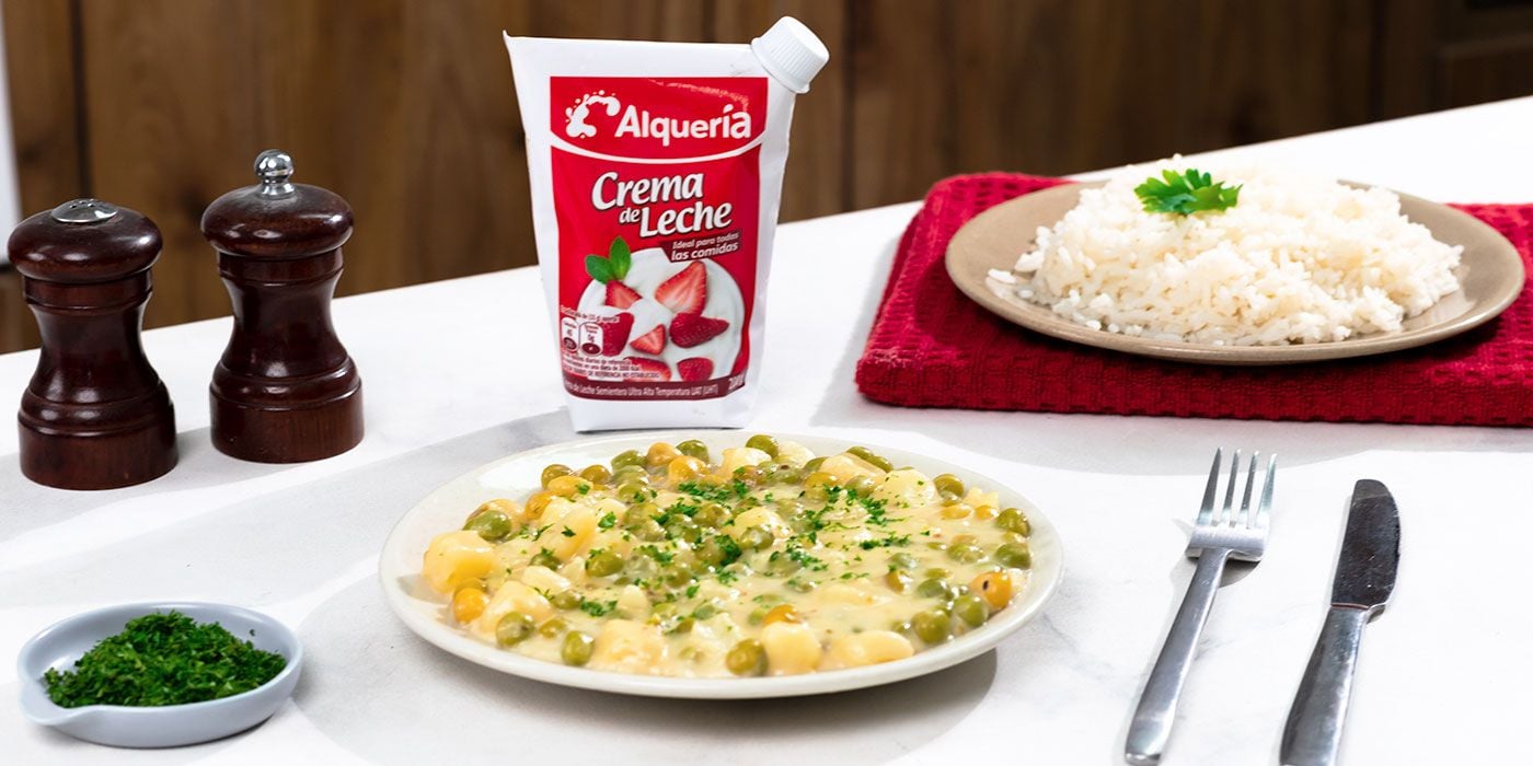 Alverjas guisadas con carne de cerdo y Crema de Leche Alquería