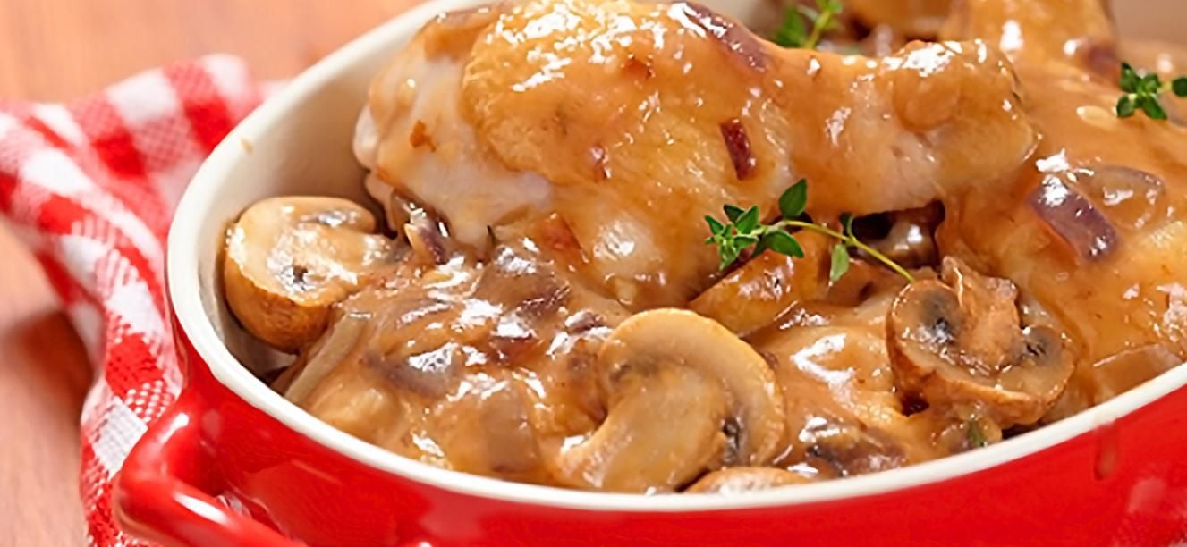 Cacerola de pollo cremoso con tocineta y champinones