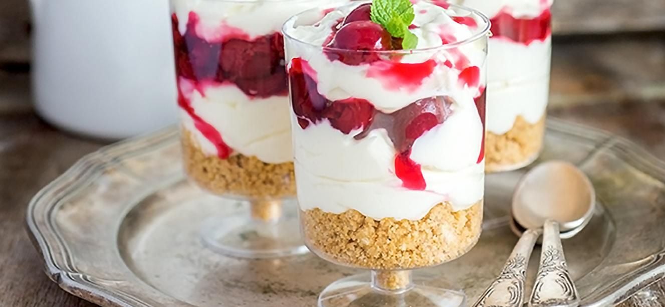 Cerezas con crema, chocolate y ponqué casero al brandy