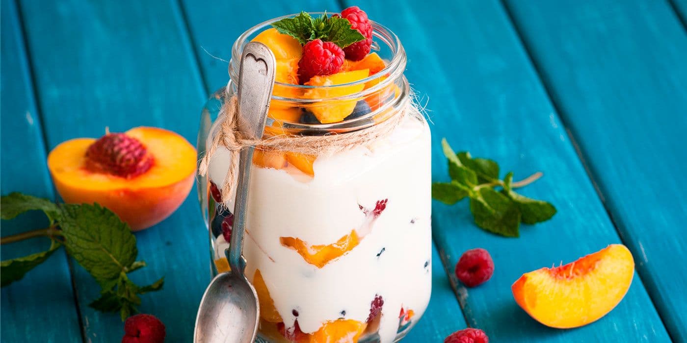 Cóctel de leche, arequipe y frutas