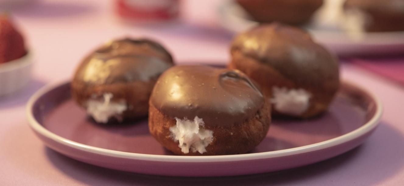 Donas rellenas con crema chantilly
