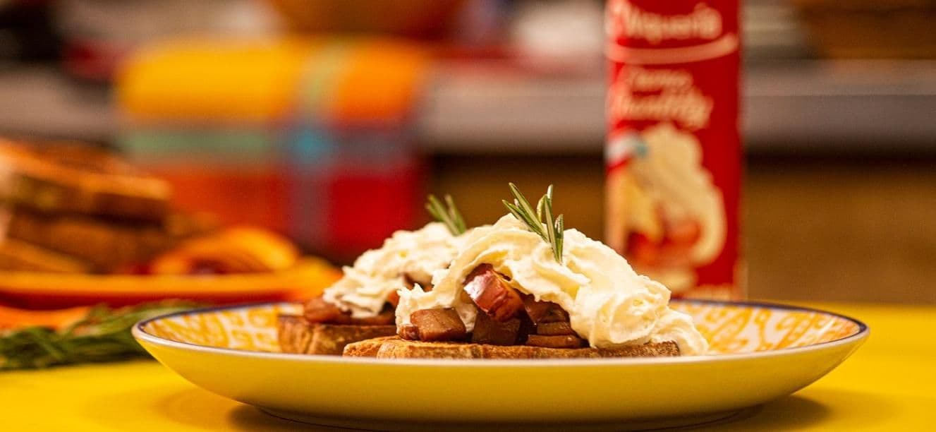 Duraznos asados, jamon de miel y crema chantilly