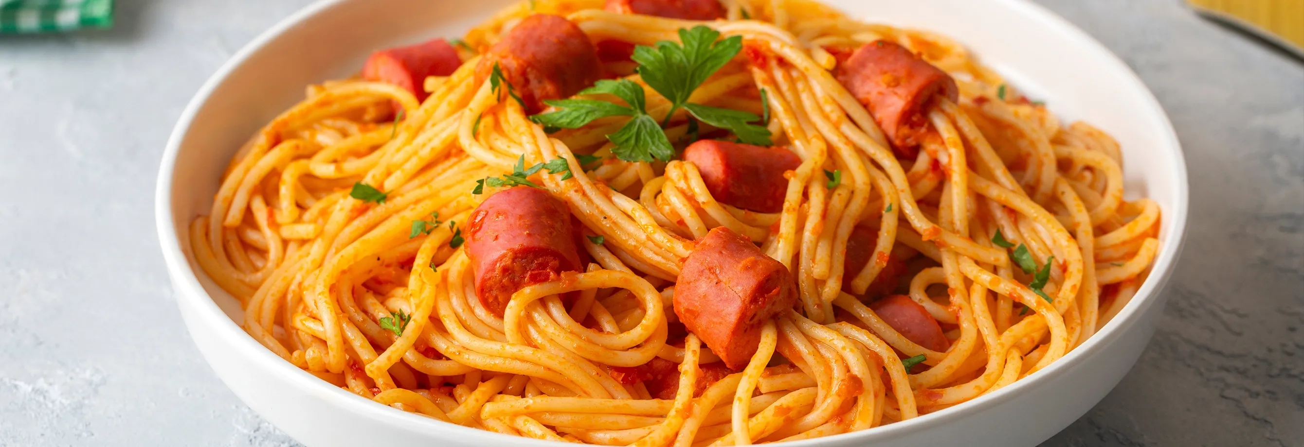 Espaguetis cremosos con salchicha