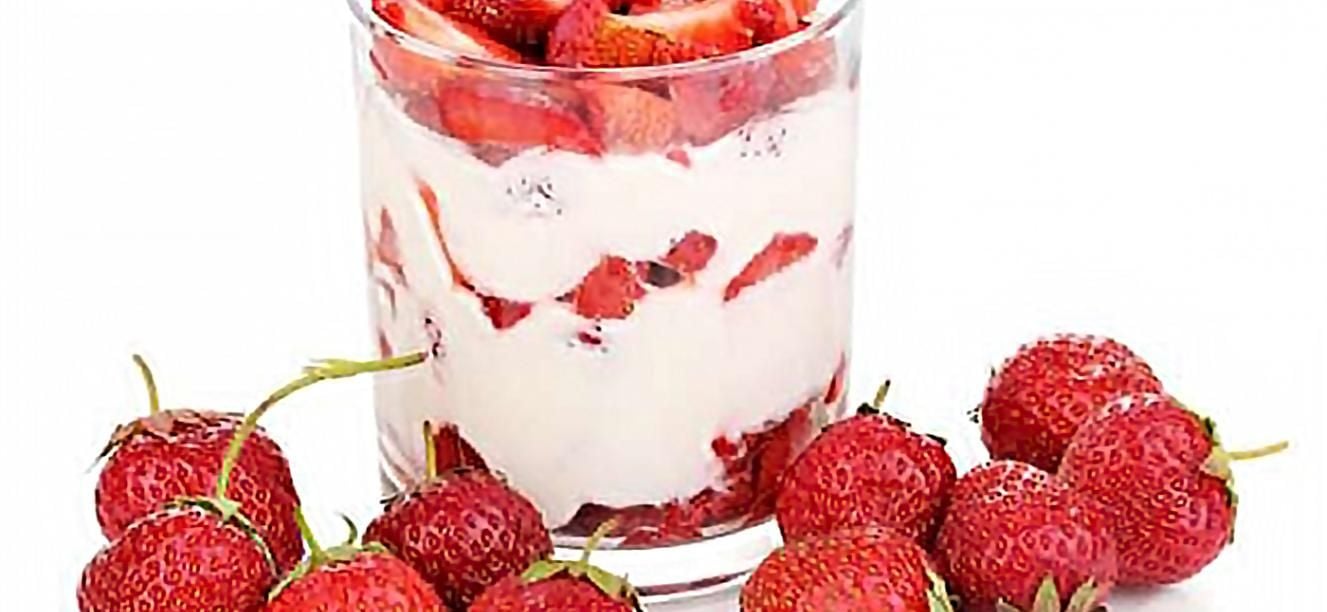 Fresa en salsa de queso crema