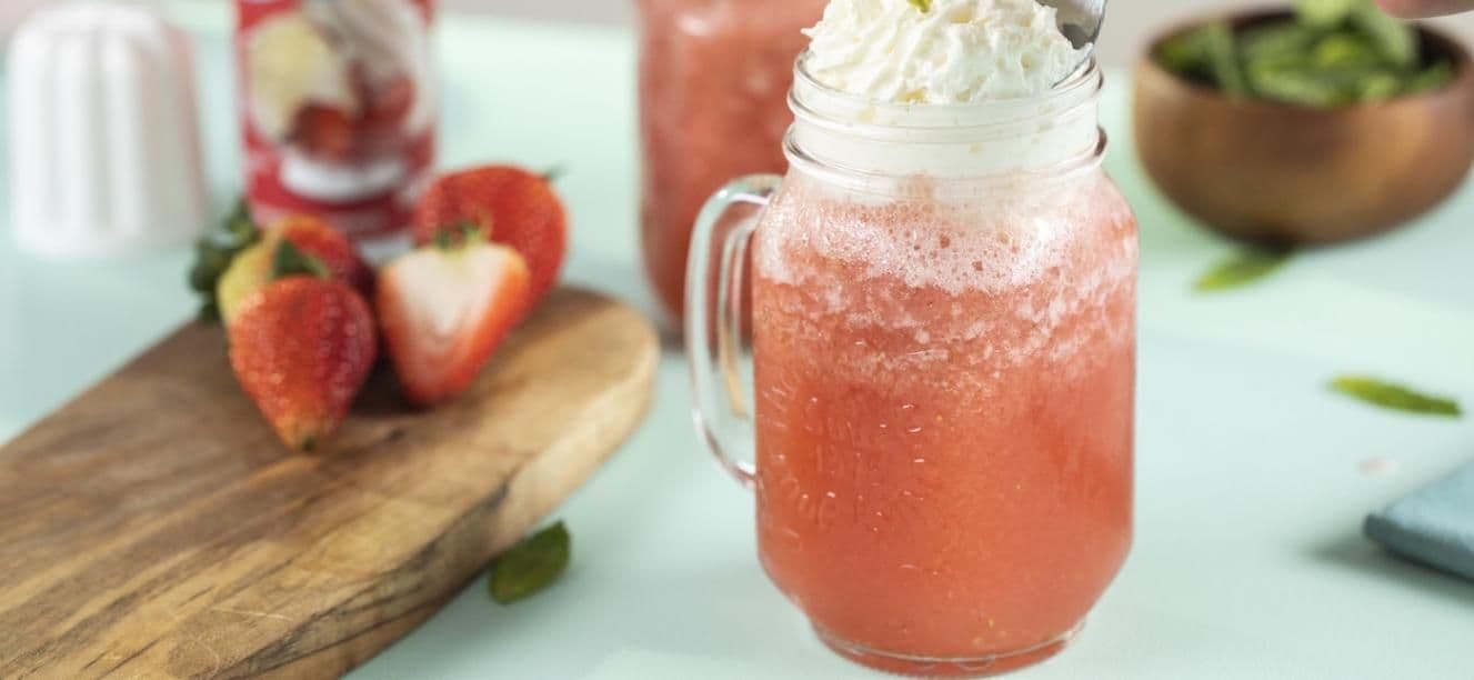 Granizado de fresa con crema chantilly