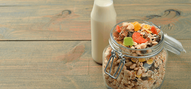 Granola o cereal con fresas