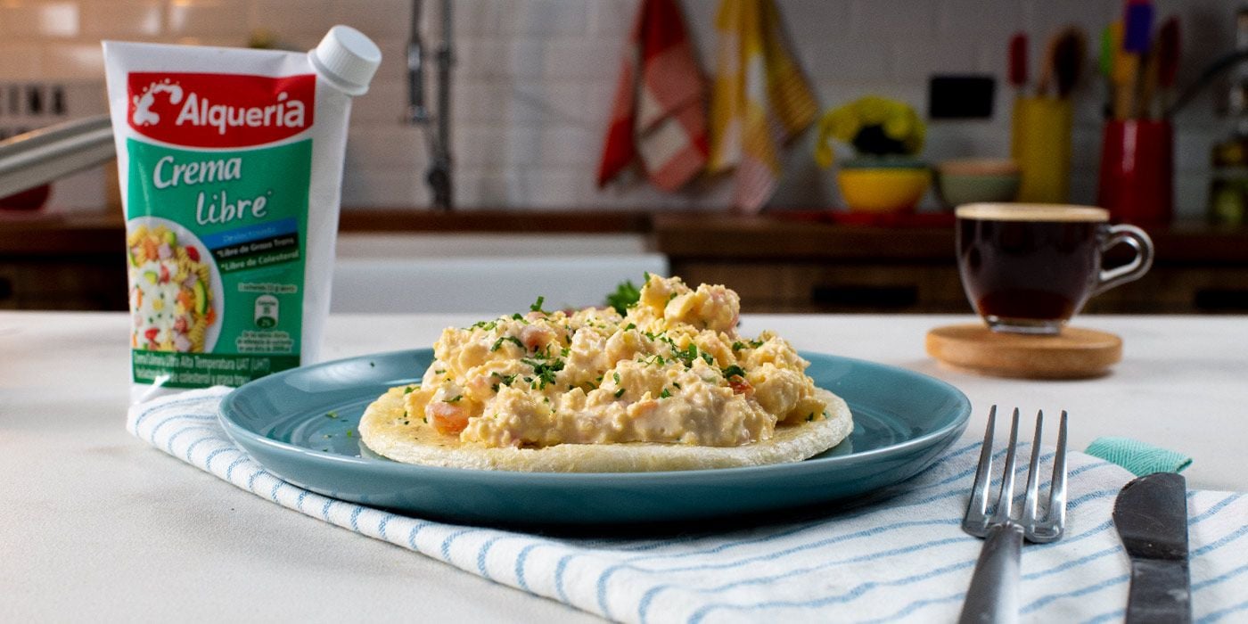 Receta fácil: huevos cremosos con Crema Libre Alquería y arepa