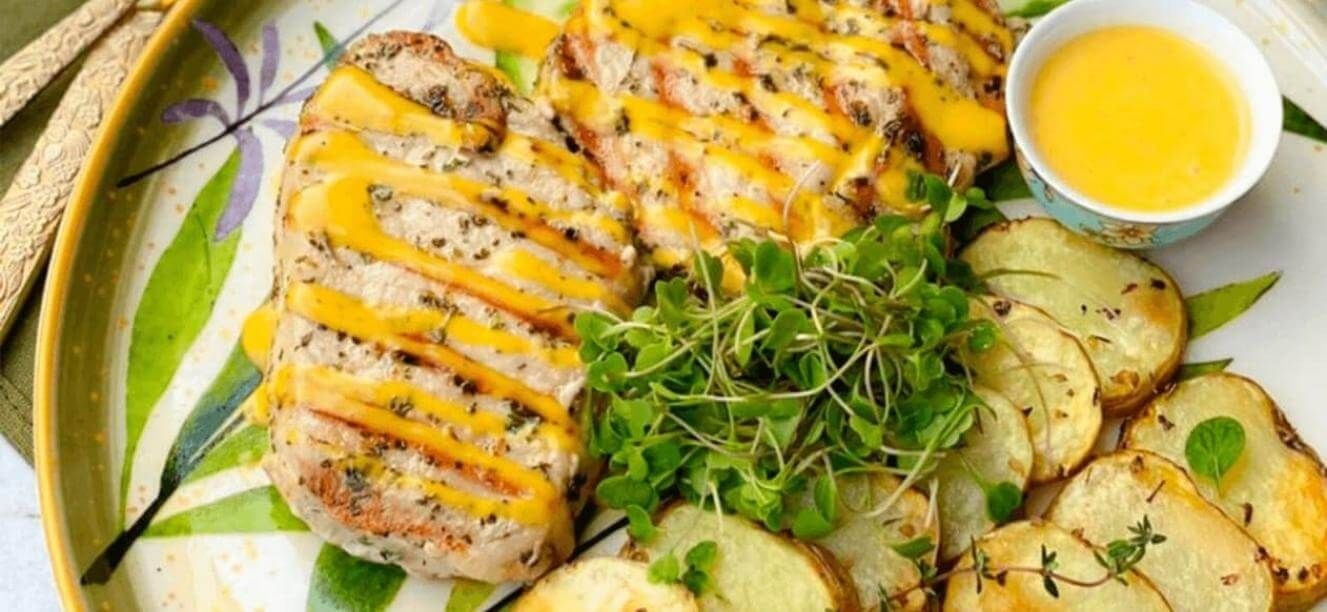 Lomo de cerdo con salsa de maracuya y papas rusticas con crema libre alqueria