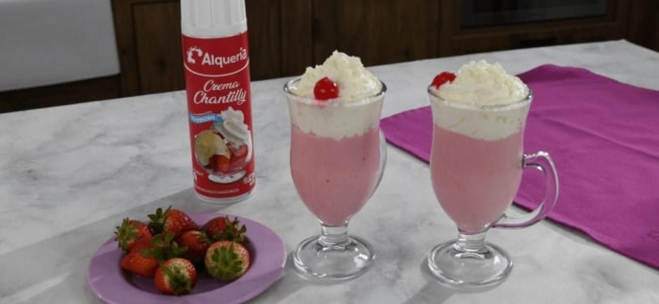 Malteada casera de frutos rojos con crema chantilly Alquería