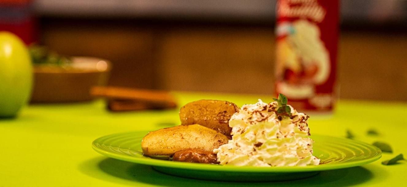 Manzanas caramelizadas con crema chantilly Alqueria