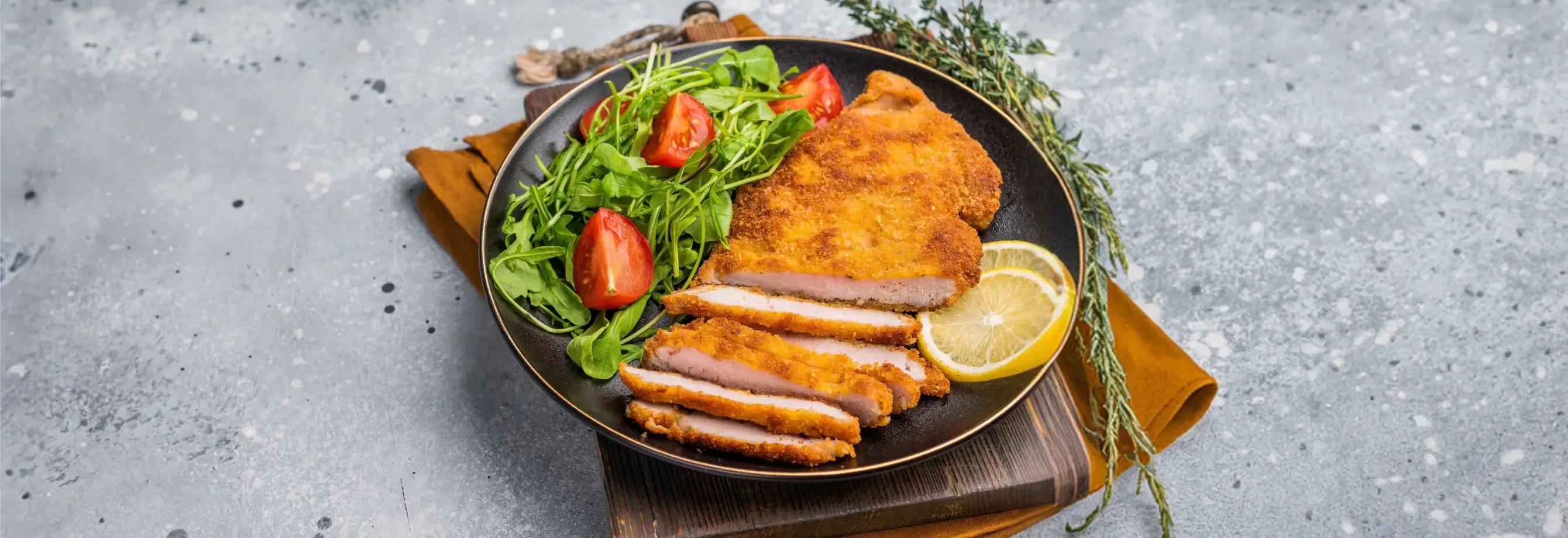 Milanesa de cerdo con salsa de orégano