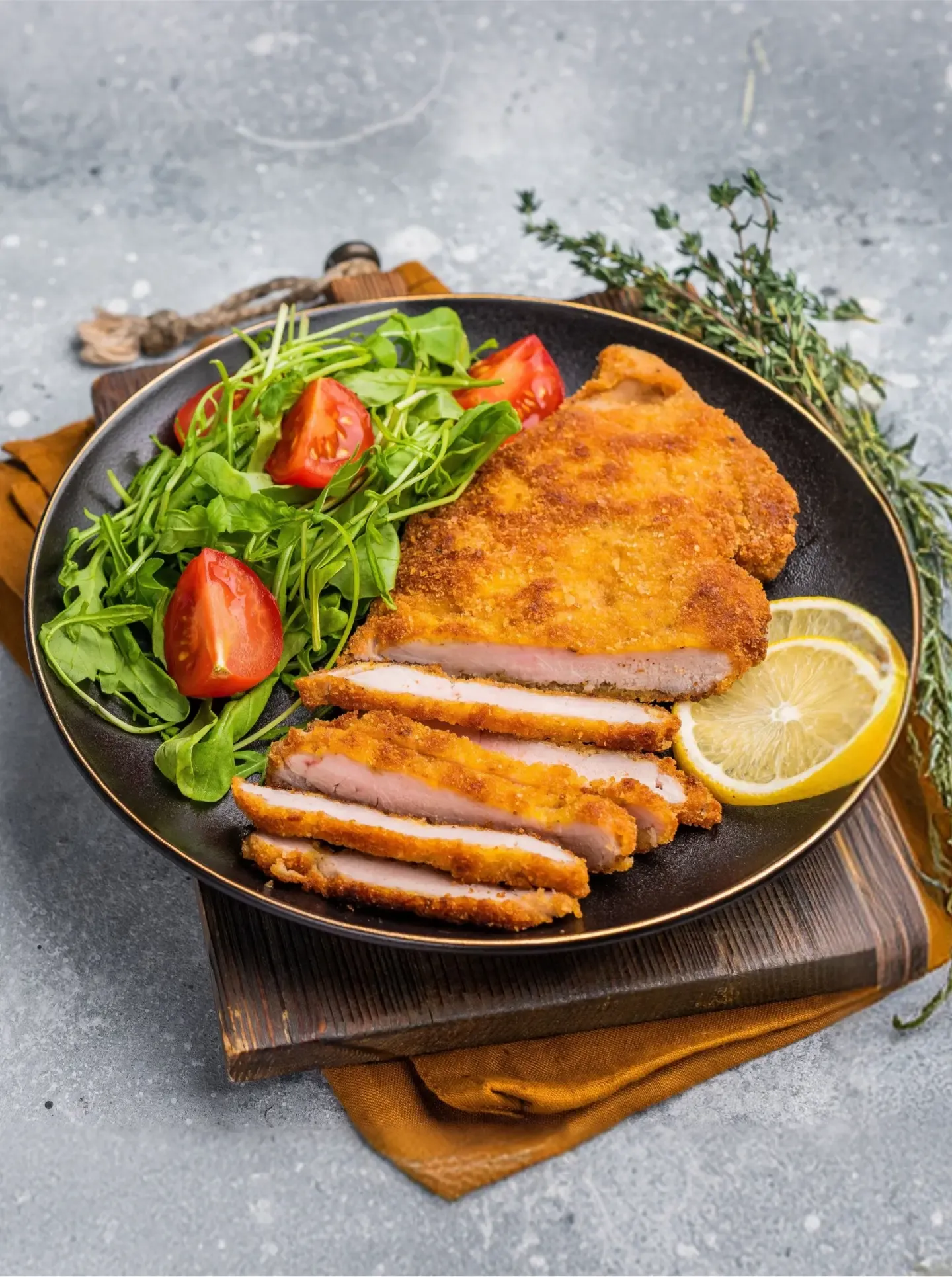 Milanesa de cerdo con salsa de orégano