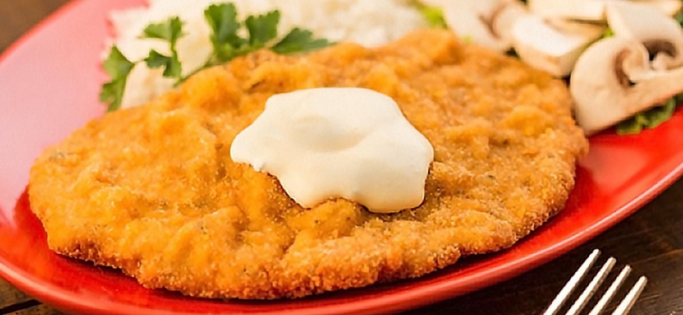 Milanesa de cerdo con salsa de oregano