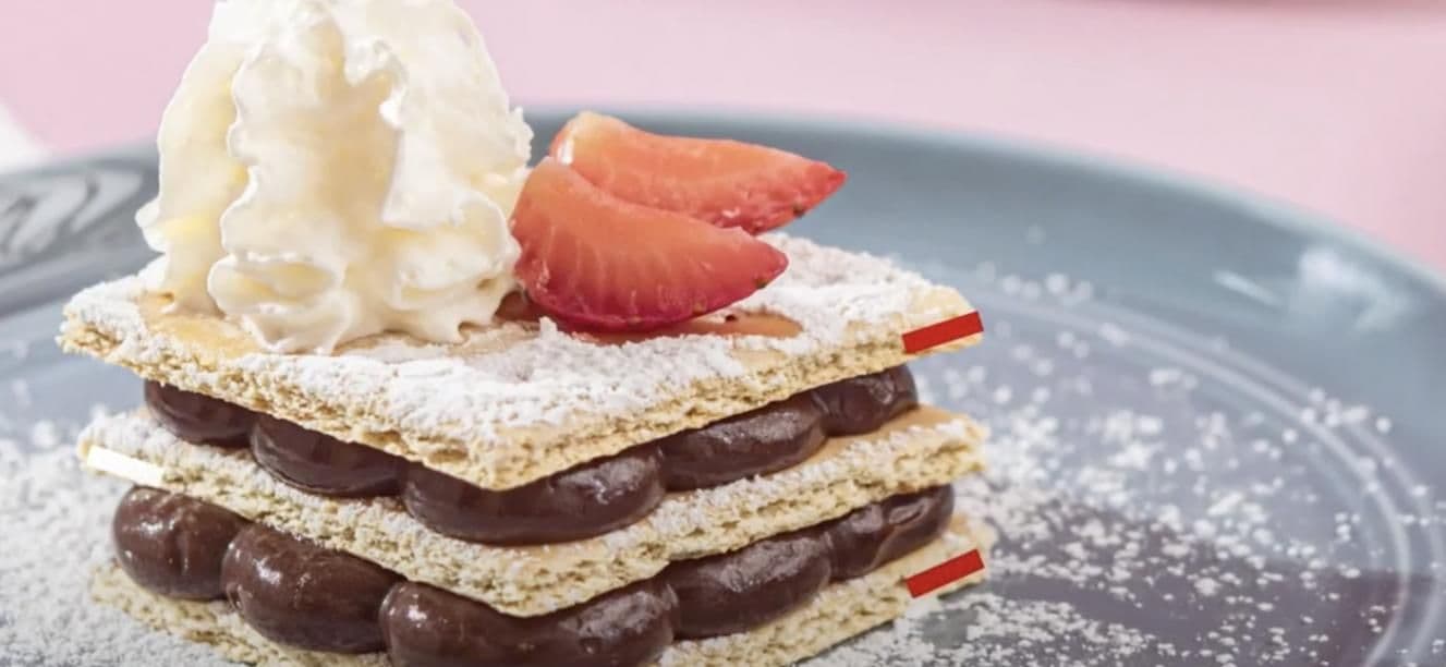 Milhojas de arequipe de chocolate y crema chantilly