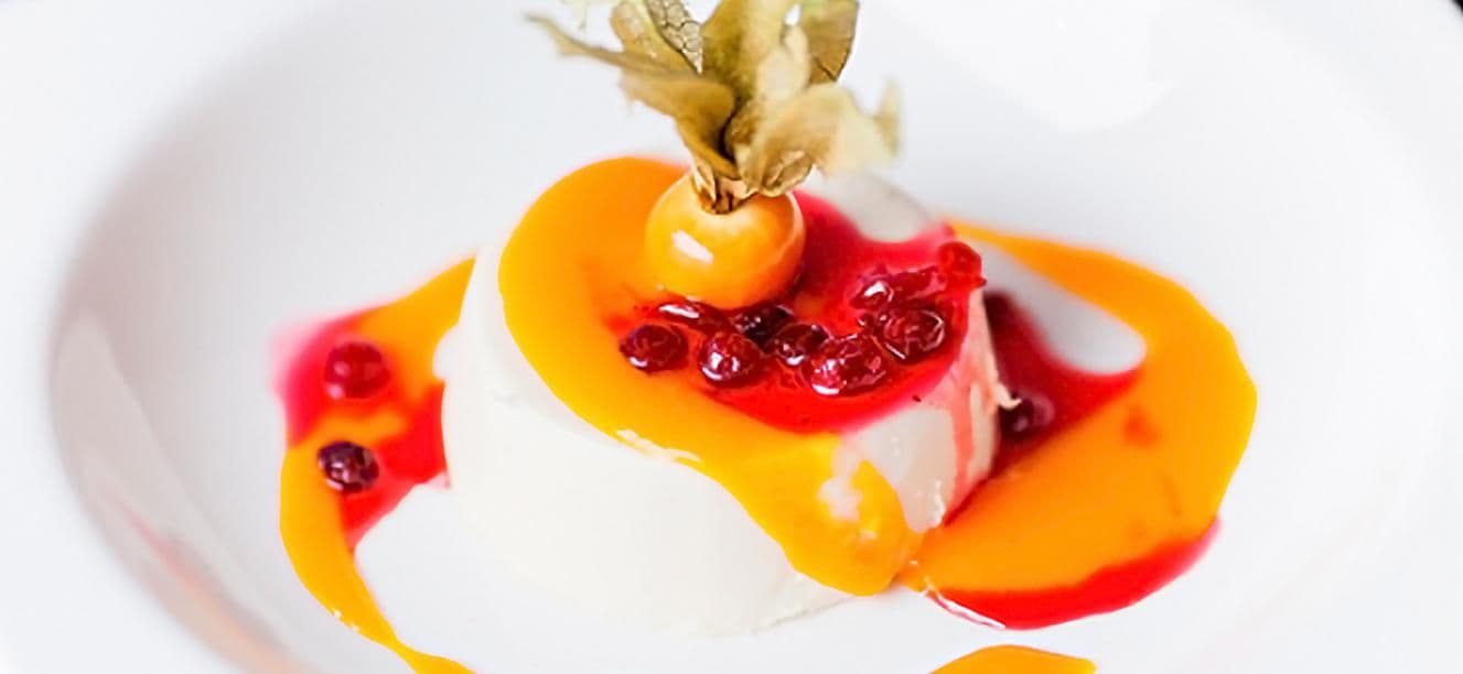 Panna cotta de vainilla y salsa de uchuvas