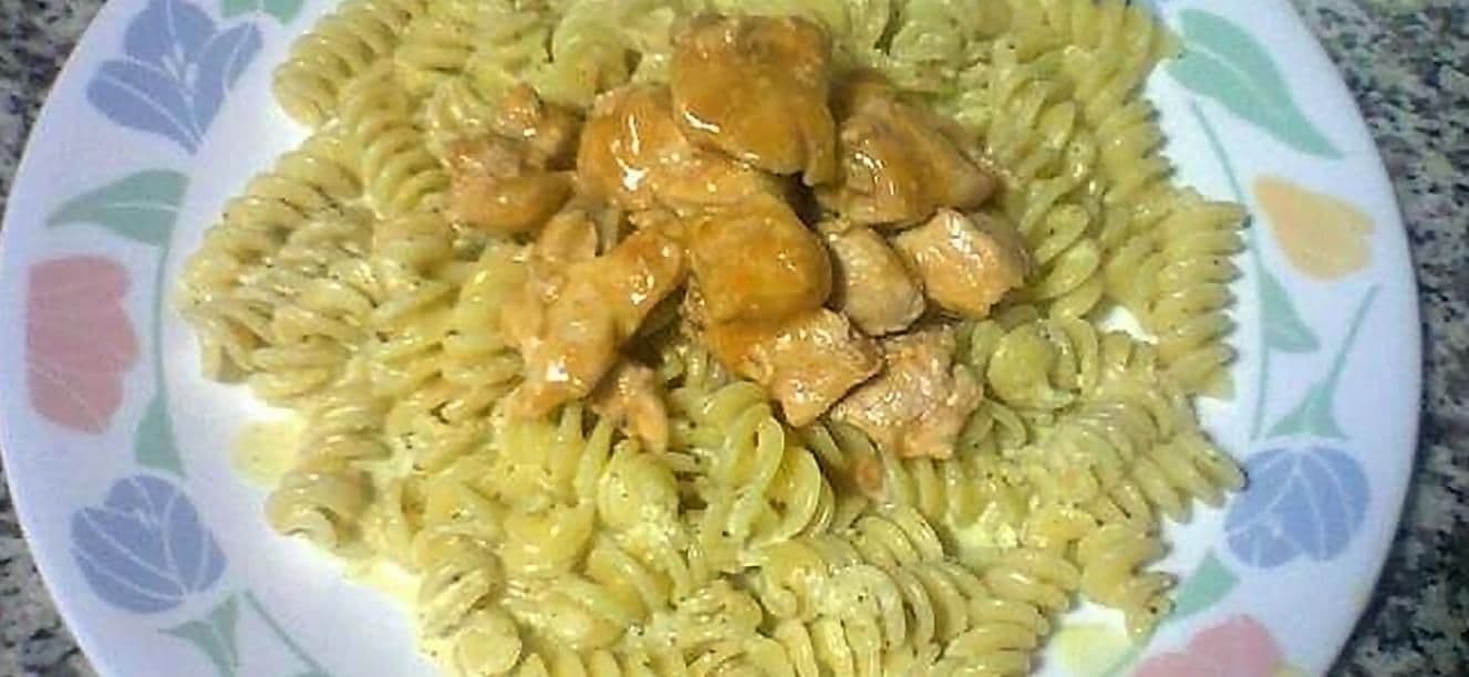 Pasta con pollo en salsa pesto y BBQ