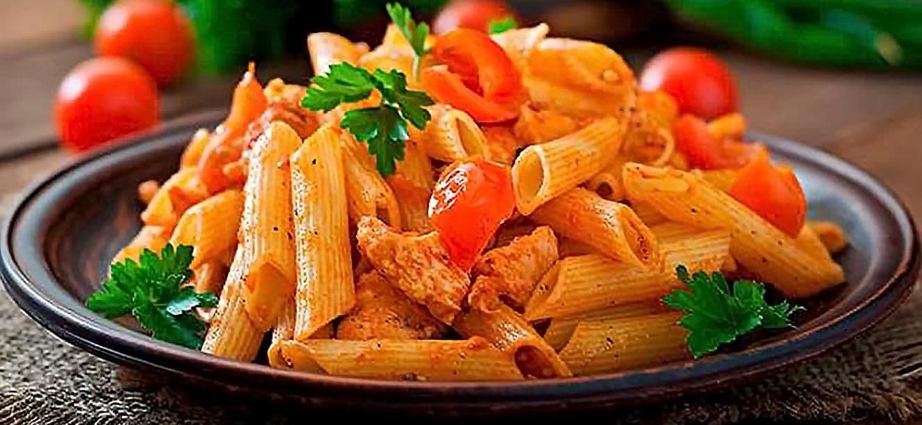 Pasta cremosa con pollo y vegetales rojos