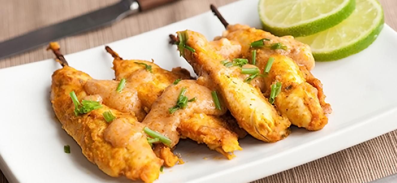 Pinchos de pollo con salsa de mani