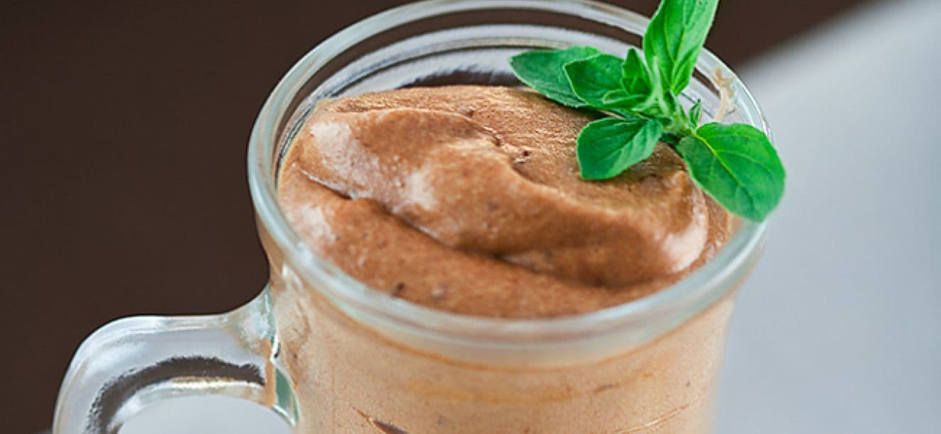 Postre de esponjado de chocolate