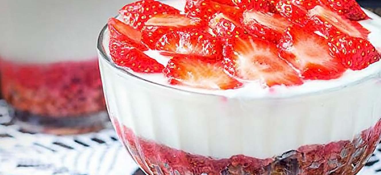 Postre mediterraneo cremoso de frutos rojos