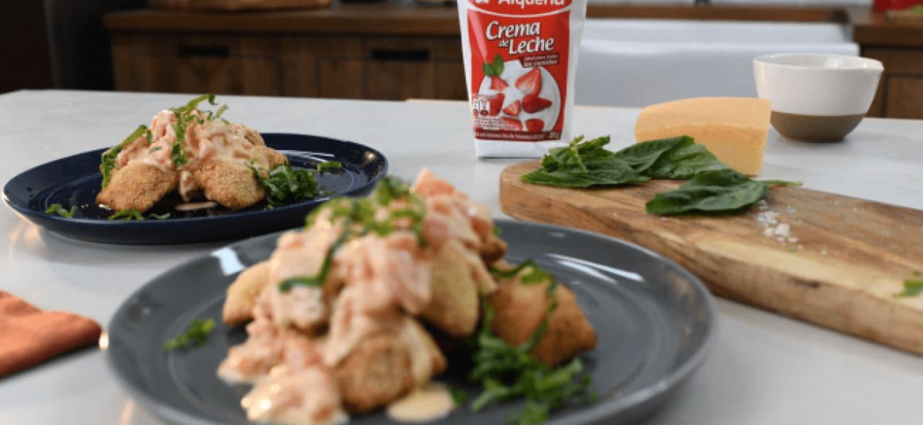 Raviolis apanados con Crema de Leche Alquería