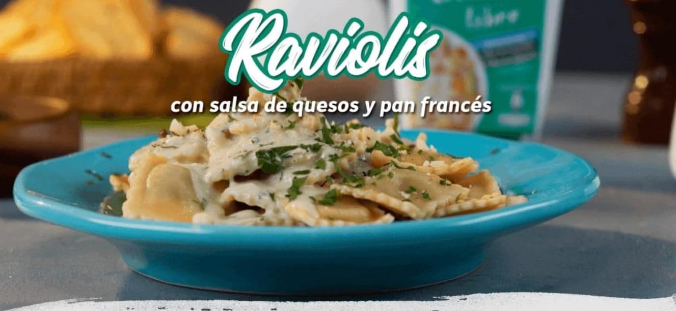 Raviolis con salsa de quesos y pan frances