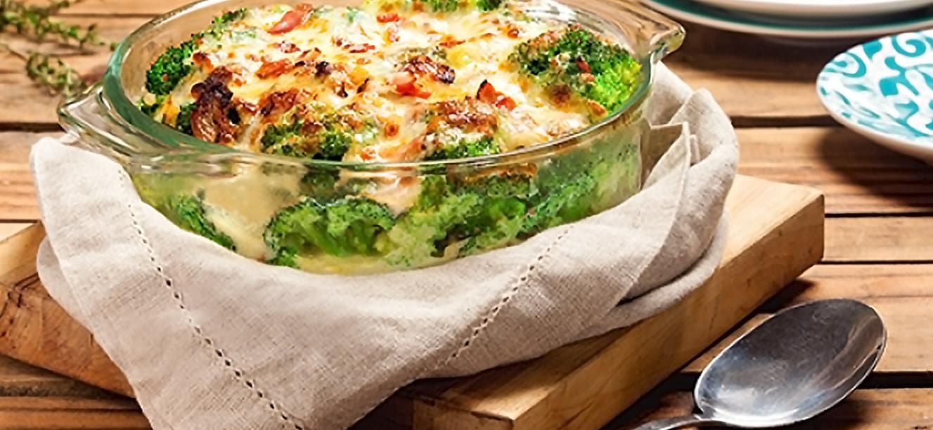 Brócoli con salsa cremosa de queso y tocineta