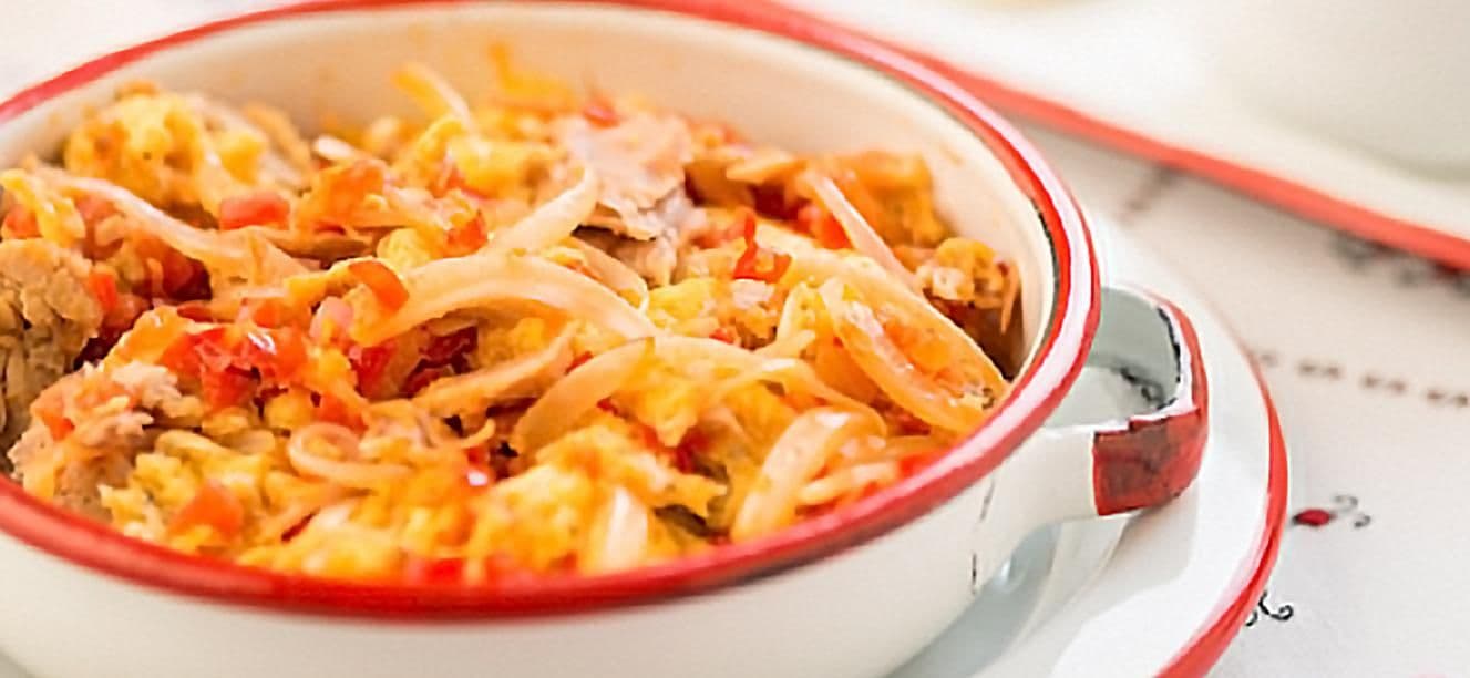 Huevos revueltos con atún