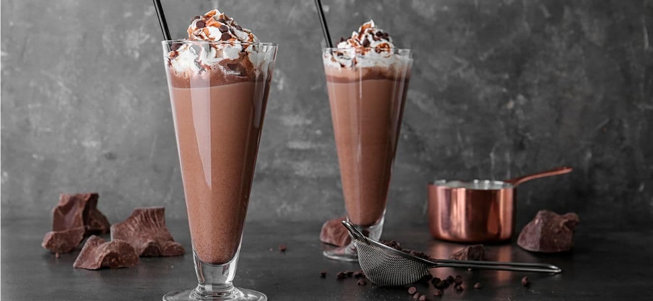 Malteada con galletas negras y chantilly