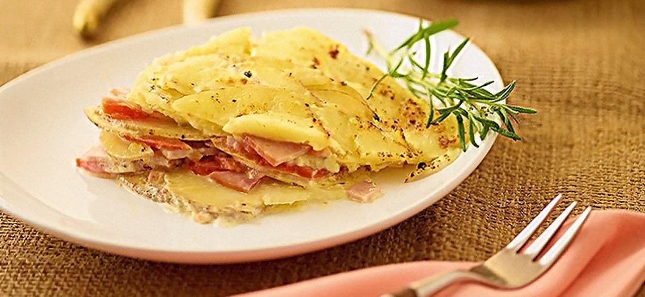 Milhojas de papa, jamón y tomate