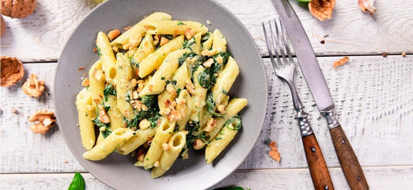 Penne con coliflor, espinaca y pimentón asado