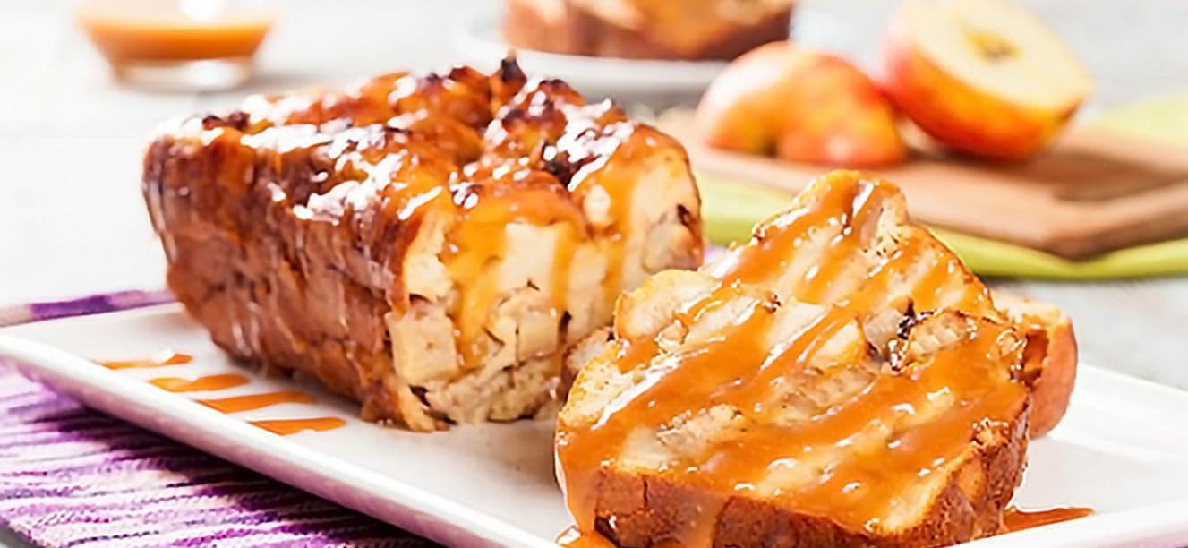 Torta de pan con salsa de caramelo